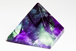 RegenbogenFluorit  Pyramide 60x60x60 mm